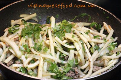 stir-fried-beef-with-fresh-bamboo-and-chayote-recipe-bo-xao-mang-tuoi-va-su-su