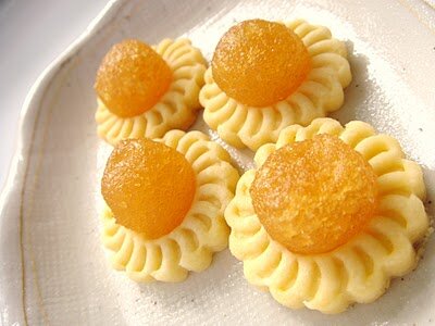 pineapple-tarts-banh-dua