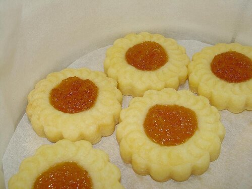 pineapple-tarts-banh-dua