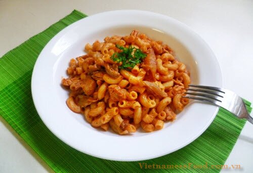 chicken-with-pasta-in-tomato-sauce-recipe-nui-ga-sot-ca-chua