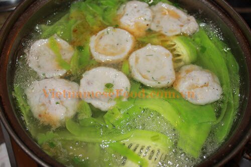 vietnamesefood.com.vn/ghost-knife-fish-hotpot-with-bitter-melon-recipe