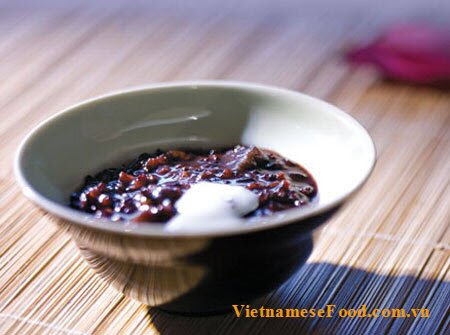 black-bean-sweet-soup-with-coconut-syrup-che-dau-den-nuoc-cot-dua