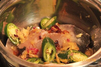 braised-fish-head-with-green-chili-recipe-dau-ca-kho-ot-xanh