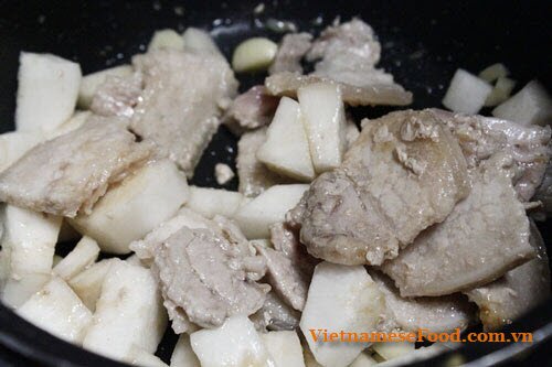 braised-pork-meat-with-white-radish-recipe-thit-heo-kho-cu-cai-trang