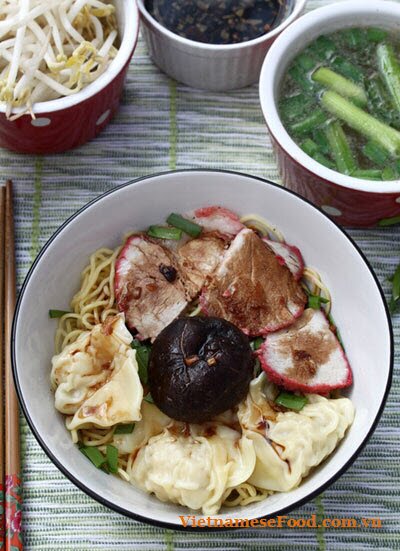 dried-egg-noodle-with-wonton-recipe-mi-hoanh-thanh-kho