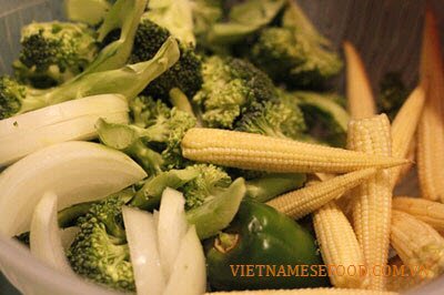 fried-beef-with-baby-corn-and-broccoli-recipe-bo-xao-ngo-non-va-sup-lo