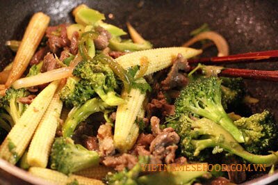 fried-beef-with-baby-corn-and-broccoli-recipe-bo-xao-ngo-non-va-sup-lo