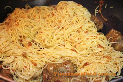 fried-vermicelli-with-saffron-and-beef-tail-recipe-bun-xao-nghe-voi-duoi-bo