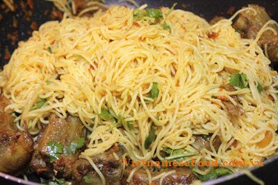 fried-vermicelli-with-saffron-and-beef-tail-recipe-bun-xao-nghe-voi-duoi-bo