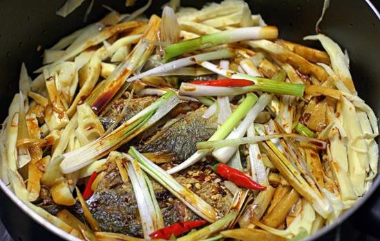 Braised Indian Mackerel Fish with Bamboo Shoots (Cá Bạc Má Kho Măng)
