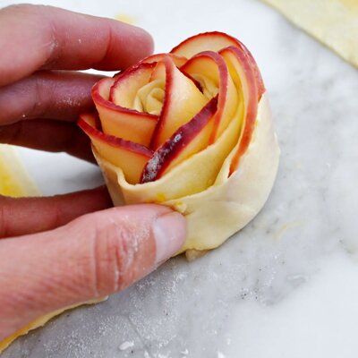 Apple Cake in Rose Shape (Bánh Táo Hoa Hồng)