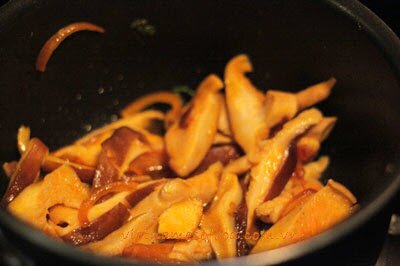 stir-fried-mushrooms-with-loopah-recipe-nam-xao-muop