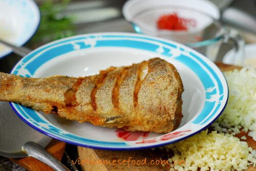 pna-stir-fried-fish-with-leek-sauce-ca-chien-sot-toi-tay