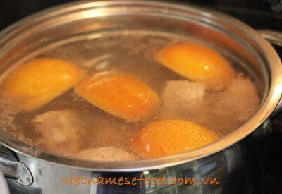 egg-noodle-soup-with-pork-chop-and-fish-balls-recipe-my-suon-non-va-ca-vien