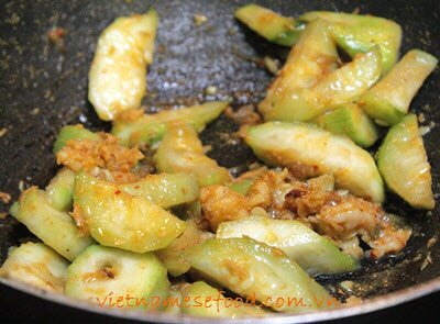 Stir-fried Bean Sprout with Shrimps and Loopah Recipe (Giá Xào Tôm và Mướp)