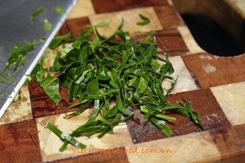Mixture Boiled Pork Tongue with Lemon Leaves Recipe (Lưỡi Lợn Trộn Lá Chanh)