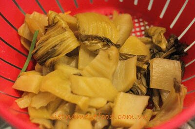 Stewed Tofu with Salty Vegetables Recipe (Đậu Hũ Om Dưa Chua)