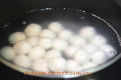 Black Bean Sweet Soup with Cassava Recipe (Chè Đậu Đen Củ Sắn)