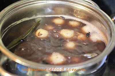 Black Bean Sweet Soup with Cassava Recipe (Chè Đậu Đen Củ Sắn)