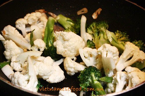 Stir fried Broccoli with Beef and String Bean Recipe (Bò Xào Đậu và Bông Cải)