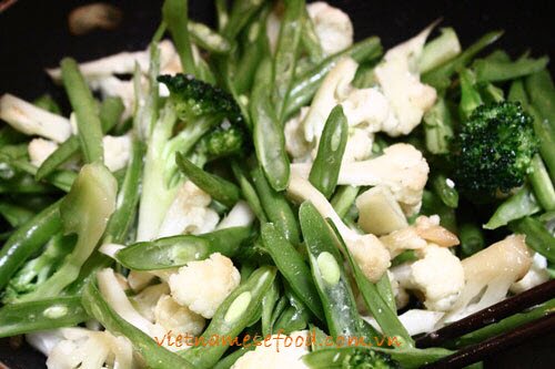 Stir fried Broccoli with Beef and String Bean Recipe (Bò Xào Đậu và Bông Cải)