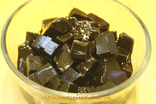 Lotus Seeds Sweet Soup with Grass Jelly Recipe (Chè Hạt Sen và Thạch Đen)