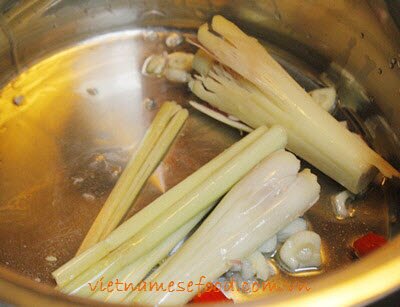 Stir fried Snails with Lemongrass and Chili Recipe (Ốc Xào Sả Ớt) 