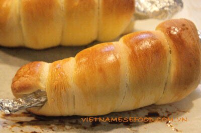 cone-bread-with-custard-filling-recipe-banh-mi-oc-que-nhan-kem