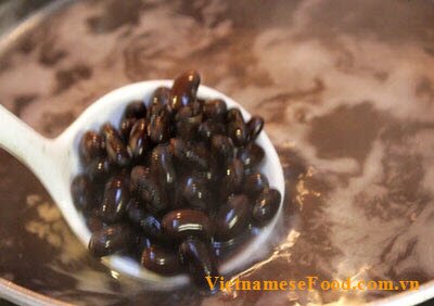 lotus-seeds-and-black-bean-sweet-soup-recipe-che-hat-sen-voi-dau-den