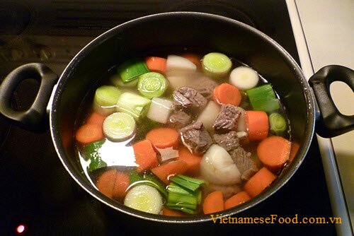 beef-meat-soup-with-vegetables-recipe-sup-bo