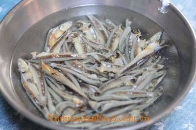 Braised Anchovy Fish with Star Fruit Recipe (Cá Cơm Kho Khế).