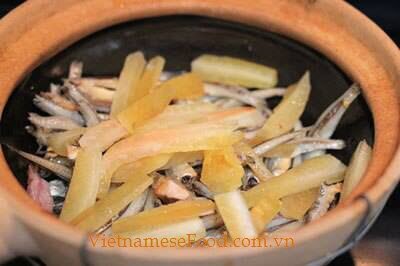 Braised Anchovy Fish with Star Fruit Recipe (Cá Cơm Kho Khế).