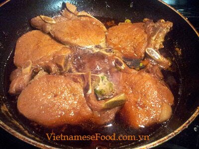 Caramelized Pork Ribs with Soy Bean Recipe (Sườn Cốt Lết Rim Xì Dầu)