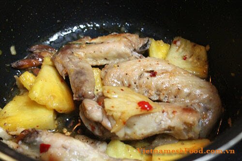fried-chicken-wings-and-pineapple-recipe-canh-ga-rim-dua-chua-ngot