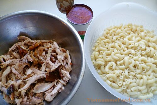 chicken-with-pasta-in-tomato-sauce-recipe-nui-ga-sot-ca-chua