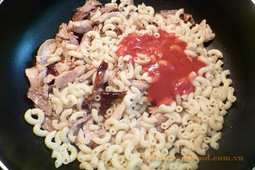 chicken-with-pasta-in-tomato-sauce-recipe-nui-ga-sot-ca-chua