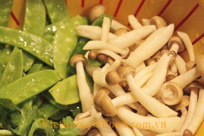 fried-shrimp-with-mushroom-and-peas