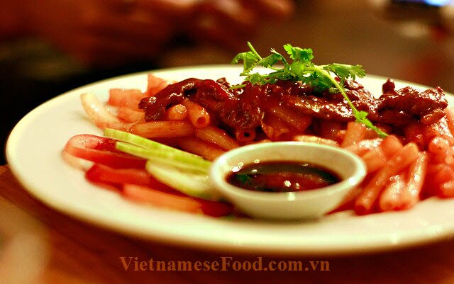 vietnamesefood.com.vn/beef-fried-with-macaroni-recipe-nui-xao-bo