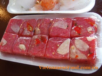 vietnamese-fermented-pork-roll-nem-chua