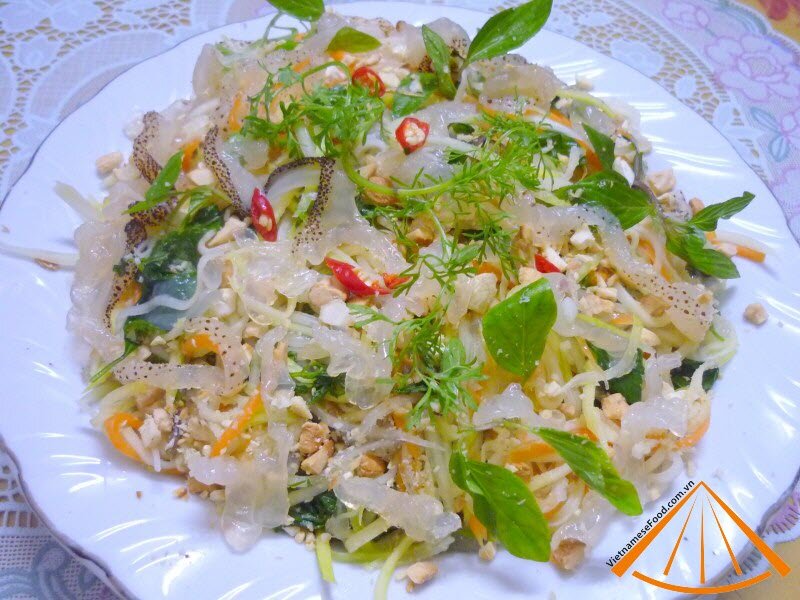 vietnamesefood.com.vn/raw-jelly-fish-with-green-mango-recipe