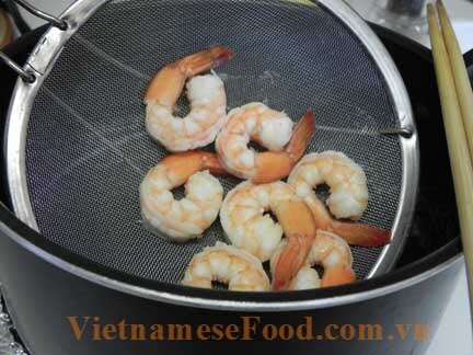 vietnamesefood.com.vn/amaranth-soup-with-shrimp-recipe-canh-rau-den