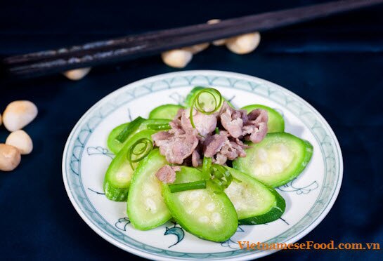 fried-veal-with-smooth-luffa-recipe-thit-be-xao-muop