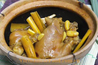 braised-pork-feet-with-saffron-recipe-mong-heo-kho-nghe