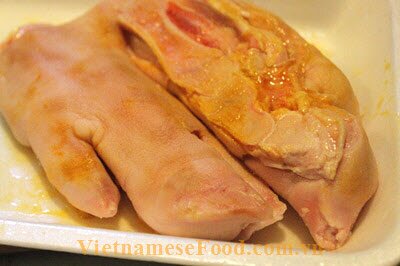 braised-pork-feet-with-saffron-recipe-mong-heo-kho-nghe
