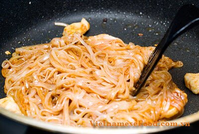fried-pho-noodle-with-sweet-and-sour-sauce-recipe-pho-xao-chua-ngot