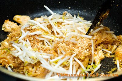 fried-pho-noodle-with-sweet-and-sour-sauce-recipe-pho-xao-chua-ngot