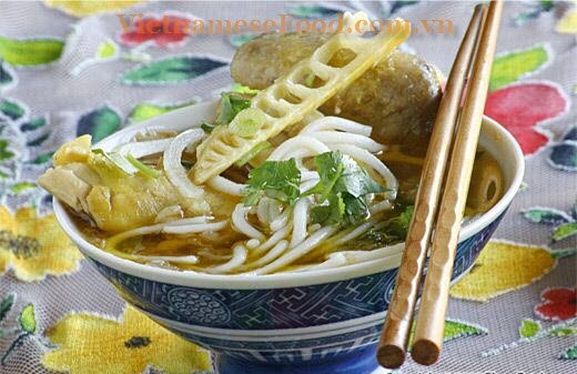 vietnamesefood.com.vn/vietnamese-bamboo-shoots-and-chicken-noodle-soup-recipe