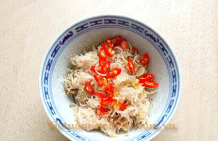 vietnamesefood.com.vn/fried-snakehead-with-chopped-lemongrass-and-red-chili