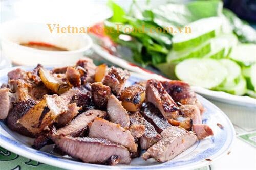 vietnamesefood.com.vn/grilled-buffalo-with-troong-leaf