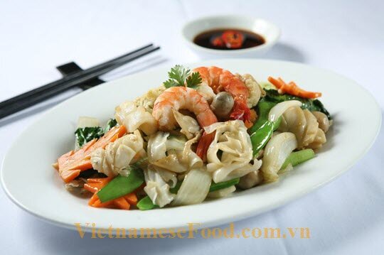 vietnamesefood.com.vn/deep-fried-seafood-pork-and-beef-with-noodle-recipe-hu-tieu-xao